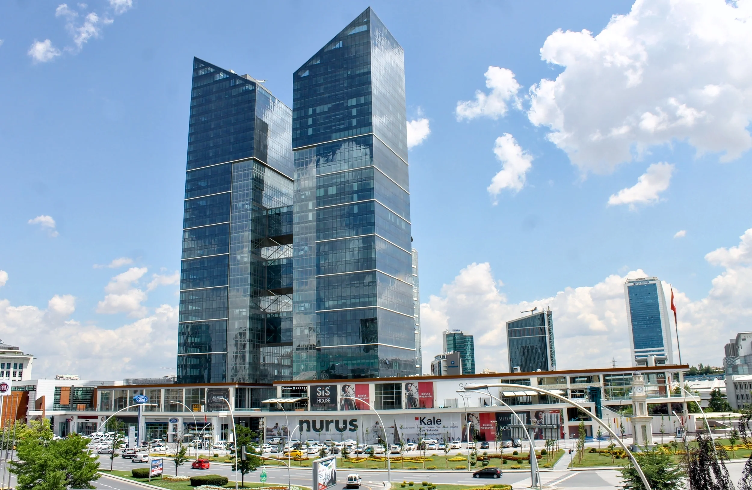 Koç Kuleleri Ofis / Çarşı