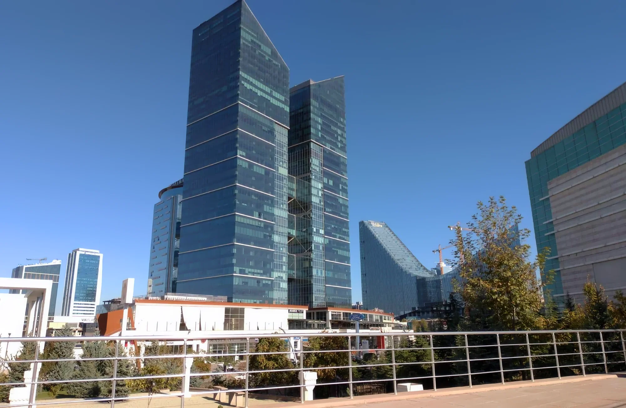 Koç Kuleleri Ofis / Çarşı
