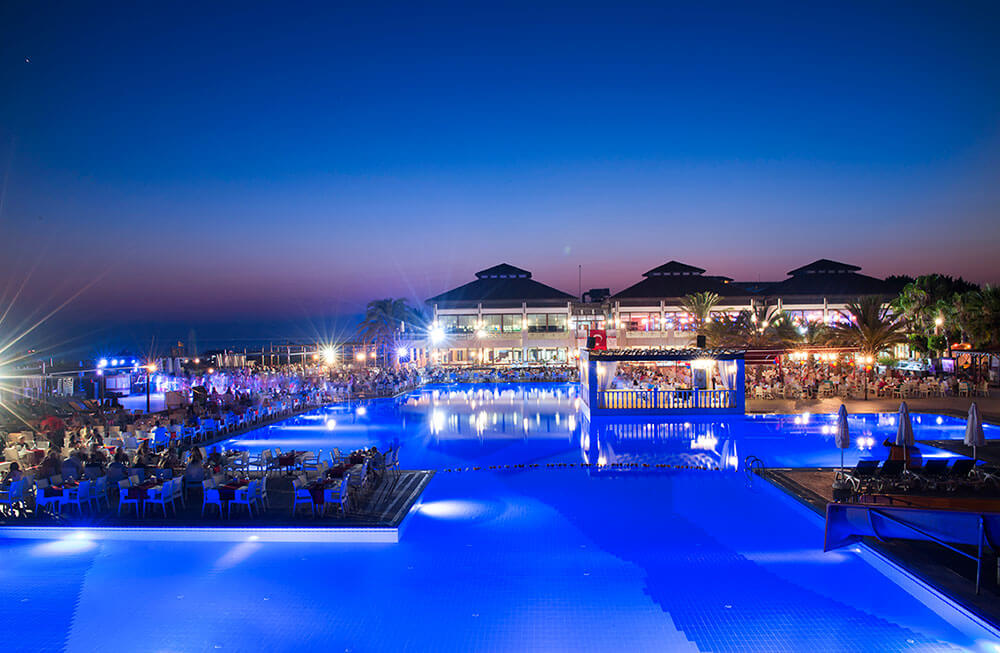 CLUB NENA, AKÇELİK